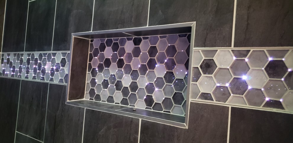 Mittelgroßes Modernes Badezimmer En Suite mit freistehender Badewanne, Duschnische, grauen Fliesen, Quarzit-Waschtisch und Falttür-Duschabtrennung in Albuquerque