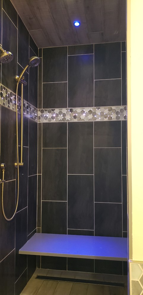 Exempel på ett mellanstort modernt en-suite badrum, med ett fristående badkar, en dusch i en alkov, grå kakel, bänkskiva i kvartsit och dusch med gångjärnsdörr