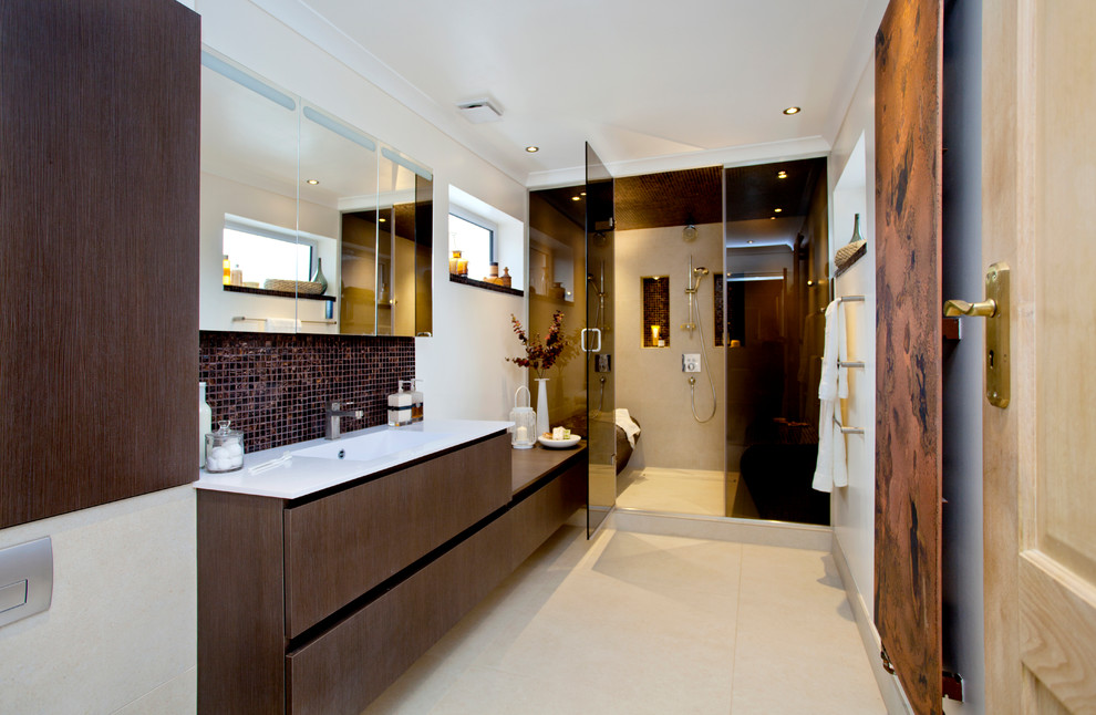 Ispirazione per una stanza da bagno minimal con ante lisce, ante in legno bruno, doccia alcova, piastrelle a mosaico, lavabo integrato e porta doccia a battente