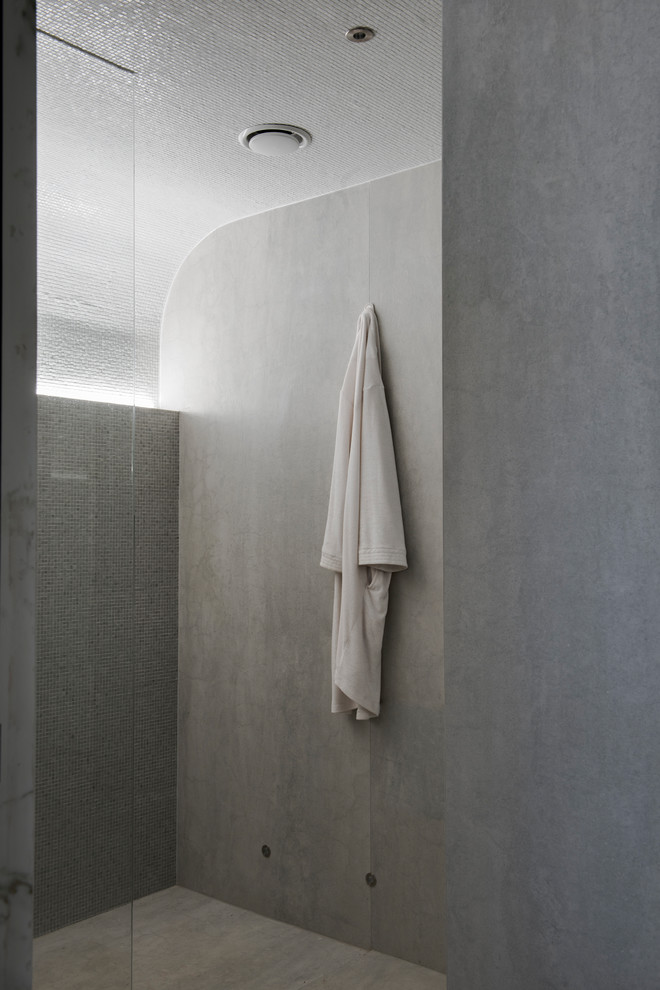 Esempio di una piccola stanza da bagno design con zona vasca/doccia separata, piastrelle grigie, piastrelle in gres porcellanato, pavimento con piastrelle in ceramica, pavimento grigio e doccia aperta