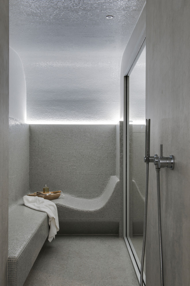 Esempio di una piccola stanza da bagno contemporanea con zona vasca/doccia separata, piastrelle grigie, piastrelle in gres porcellanato, pavimento con piastrelle in ceramica, pavimento grigio e doccia aperta
