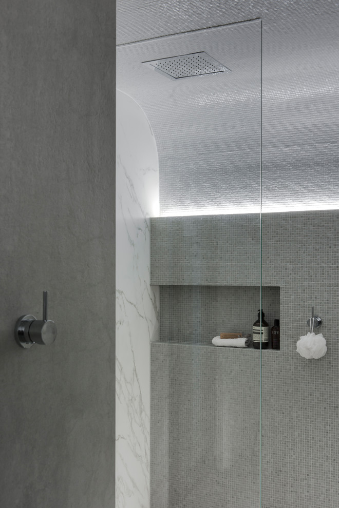 Inspiration pour une petite salle de bain design avec un espace douche bain, un carrelage gris, des carreaux de porcelaine, un sol en carrelage de céramique, un sol gris et aucune cabine.