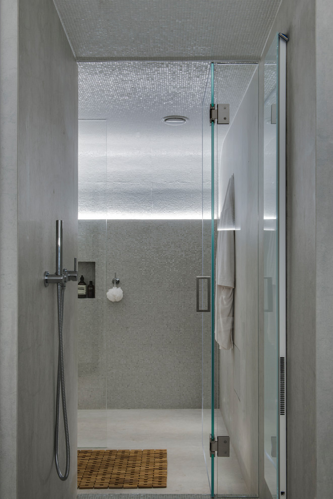 Inredning av ett modernt litet badrum, med våtrum, grå kakel, porslinskakel, klinkergolv i keramik, grått golv och med dusch som är öppen