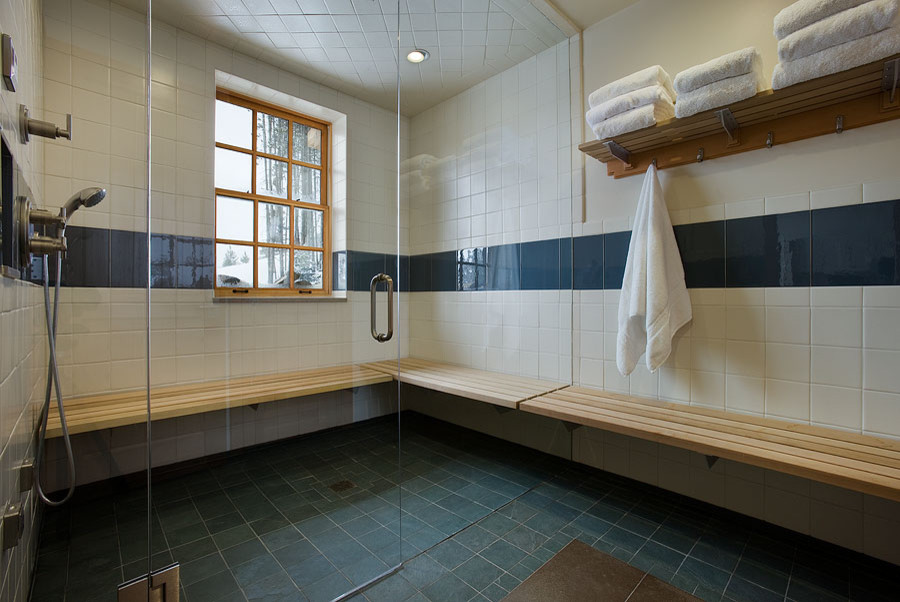 Idéer för ett stort rustikt en-suite badrum, med skiffergolv, ett fristående badkar, en toalettstol med hel cisternkåpa, blå kakel, keramikplattor, vita väggar, öppna hyllor, skåp i mellenmörkt trä, våtrum, grönt golv och dusch med gångjärnsdörr