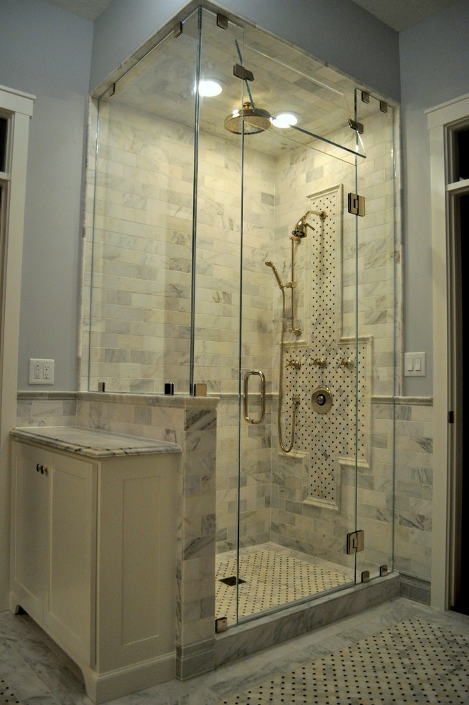 Свежая идея для дизайна: большая ванная комната в современном стиле с угловым душем - отличное фото интерьера