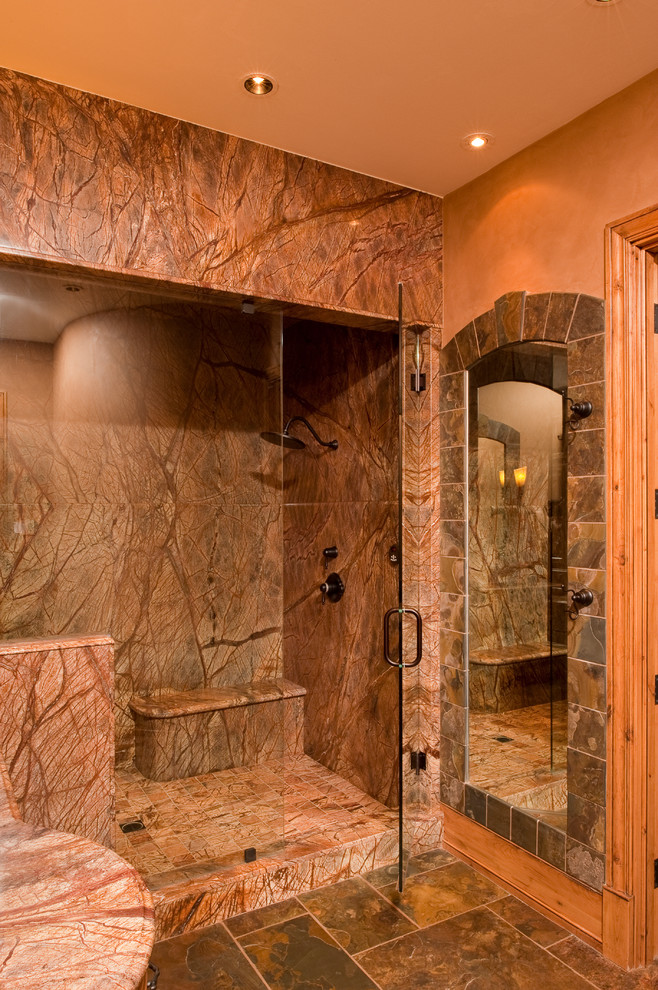 Idées déco pour un sauna montagne en bois vieilli avec un lavabo encastré, un placard avec porte à panneau surélevé, un plan de toilette en marbre, WC à poser, un carrelage marron, un carrelage de pierre, un mur marron et un sol en ardoise.