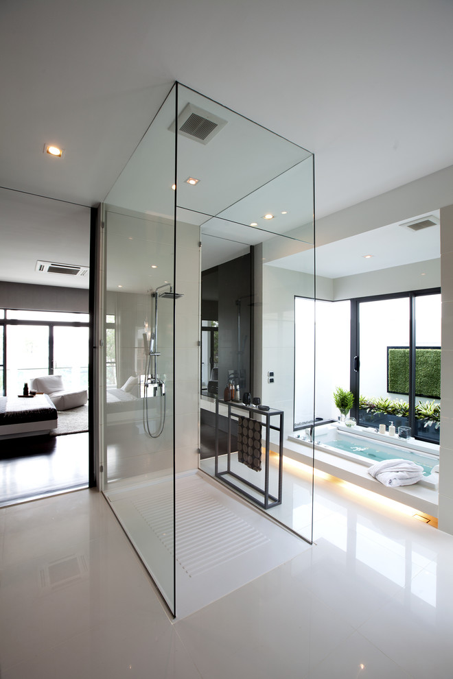 Immagine di una grande stanza da bagno padronale design con lavabo sottopiano, vasca da incasso, WC monopezzo, pareti bianche e pavimento in cemento
