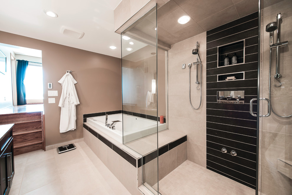 Exemple d'une salle de bain principale tendance de taille moyenne avec un placard à porte shaker, des portes de placard marrons, une baignoire posée, une douche double, un mur beige, un sol en carrelage de porcelaine et une cabine de douche à porte battante.