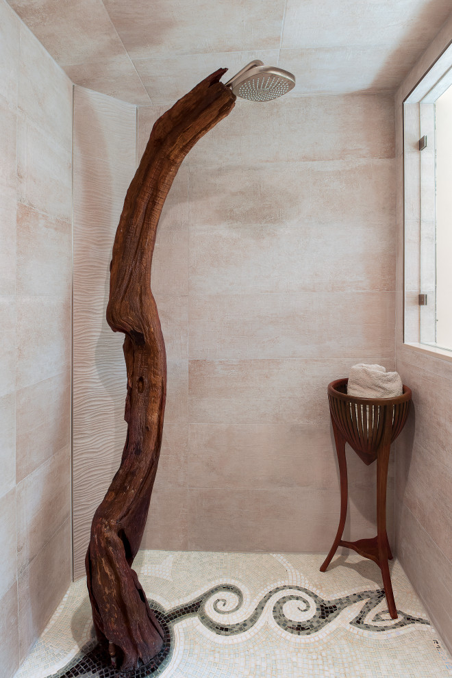 Esempio di una stanza da bagno etnica di medie dimensioni con piastrelle beige, piastrelle in gres porcellanato, doccia alcova e pavimento multicolore