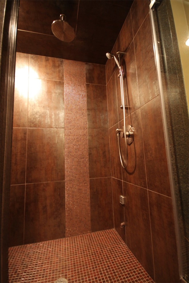 Foto de cuarto de baño minimalista con lavabo bajoencimera, puertas de armario de madera en tonos medios, encimera de granito, ducha empotrada y sanitario de una pieza