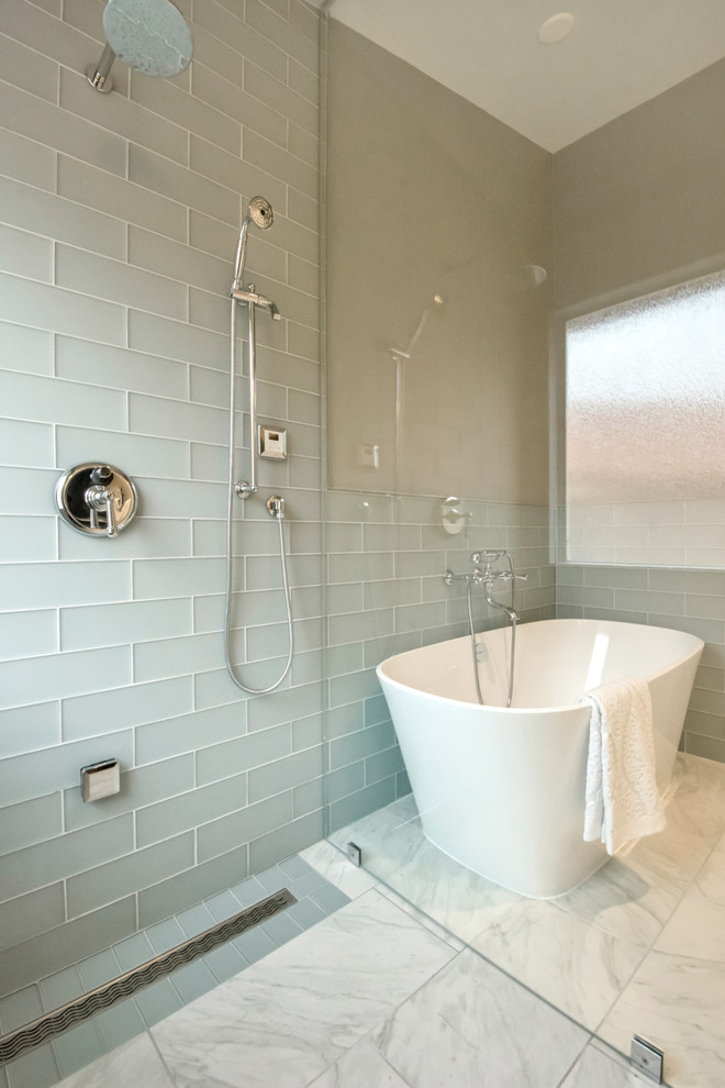 Пример оригинального дизайна: большая главная ванная комната в современном стиле с отдельно стоящей ванной, душем без бортиков, серой плиткой, стеклянной плиткой, серыми стенами, полом из керамогранита, белым полом, душем с распашными дверями, фасадами с утопленной филенкой, белыми фасадами, врезной раковиной и столешницей из искусственного кварца