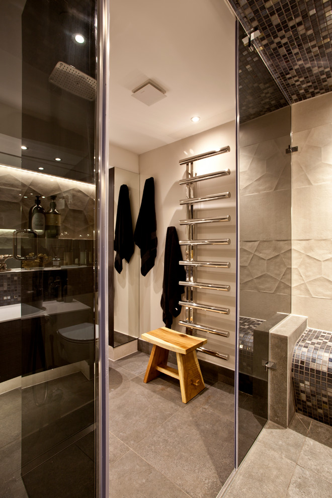 Пример оригинального дизайна: ванная комната среднего размера в современном стиле с инсталляцией, серой плиткой, керамогранитной плиткой, бежевыми стенами, полом из керамогранита, настольной раковиной и столешницей из искусственного камня