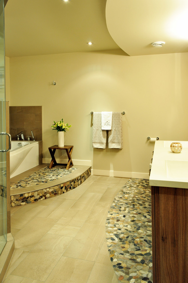 Idee per una grande stanza da bagno padronale minimal con doccia alcova, piastrelle beige, vasca ad alcova e piastrelle di ciottoli