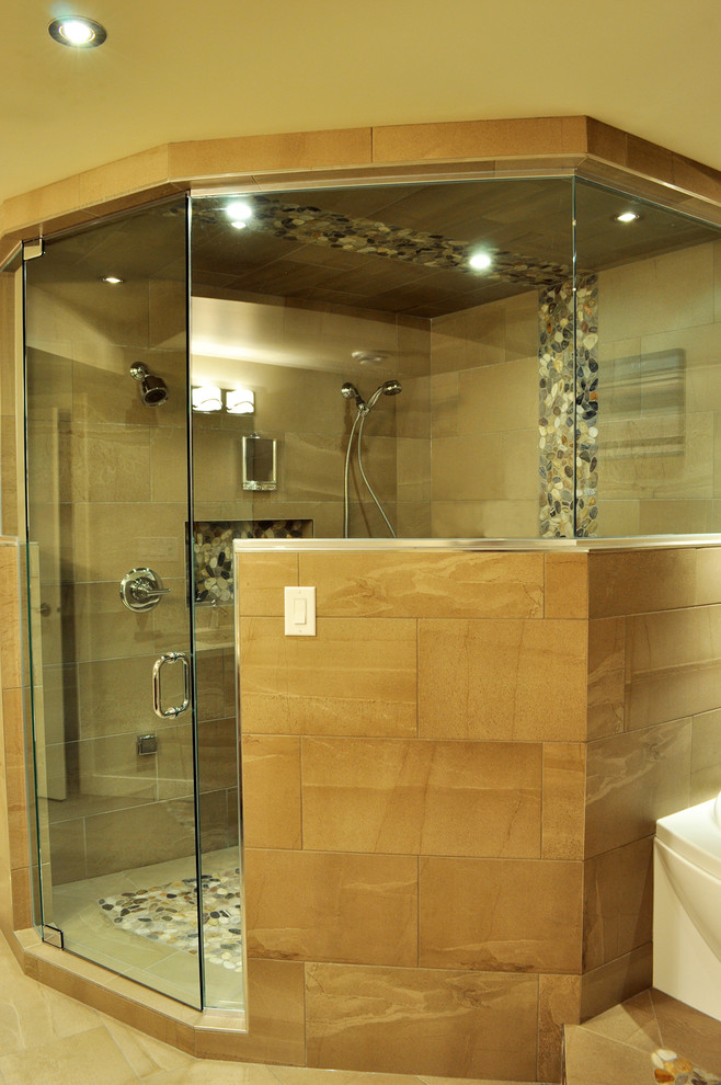 Пример оригинального дизайна: большая главная ванная комната в современном стиле с душем в нише и галечной плиткой