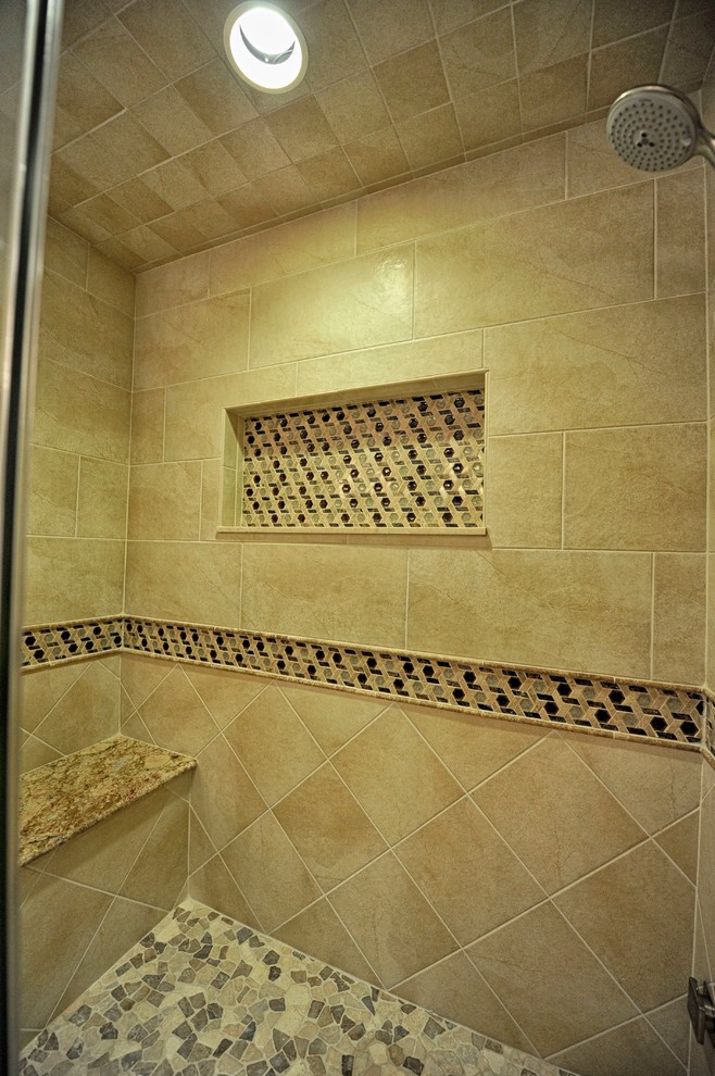 Esempio di una sauna classica di medie dimensioni con lavabo sottopiano, ante con riquadro incassato, ante in legno scuro, top in granito, piastrelle beige, piastrelle in gres porcellanato, pareti marroni e pavimento in gres porcellanato