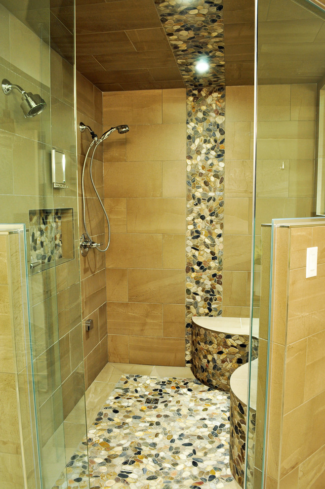 Modelo de cuarto de baño principal contemporáneo grande con ducha empotrada, baldosas y/o azulejos beige, bañera empotrada y suelo de baldosas tipo guijarro