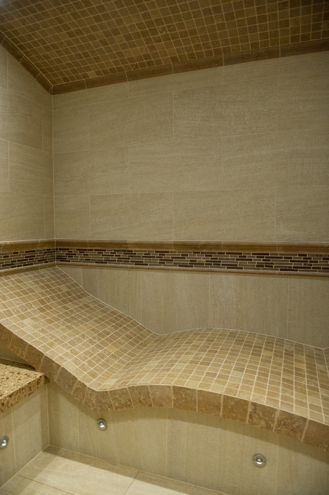 Пример оригинального дизайна: большая главная ванная комната в современном стиле с фасадами с утопленной филенкой, белыми фасадами, двойным душем, бежевой плиткой, коричневой плиткой, керамогранитной плиткой, бежевыми стенами, полом из керамогранита, врезной раковиной и столешницей из ламината
