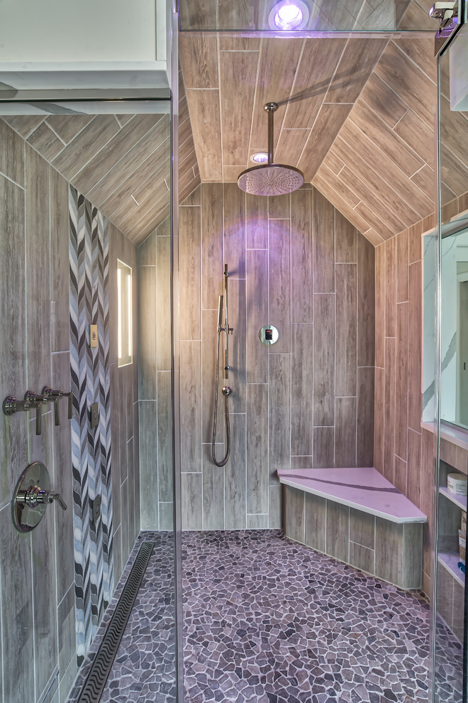 Idéer för ett mycket stort klassiskt vit en-suite badrum, med skåp i shakerstil, skåp i mörkt trä, ett fristående badkar, en dusch i en alkov, grå kakel, glaskakel, beige väggar, ett undermonterad handfat, bänkskiva i kvarts och dusch med gångjärnsdörr