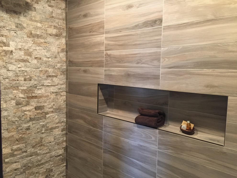 Idéer för att renovera ett mycket stort rustikt en-suite badrum, med möbel-liknande, grå skåp, en kantlös dusch, en toalettstol med separat cisternkåpa, grå kakel, porslinskakel, grå väggar, klinkergolv i porslin, ett fristående handfat, träbänkskiva, grått golv och med dusch som är öppen