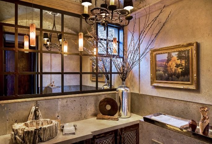 Mediterranes Badezimmer En Suite mit Aufsatzwaschbecken, dunklen Holzschränken und beiger Wandfarbe in Phoenix