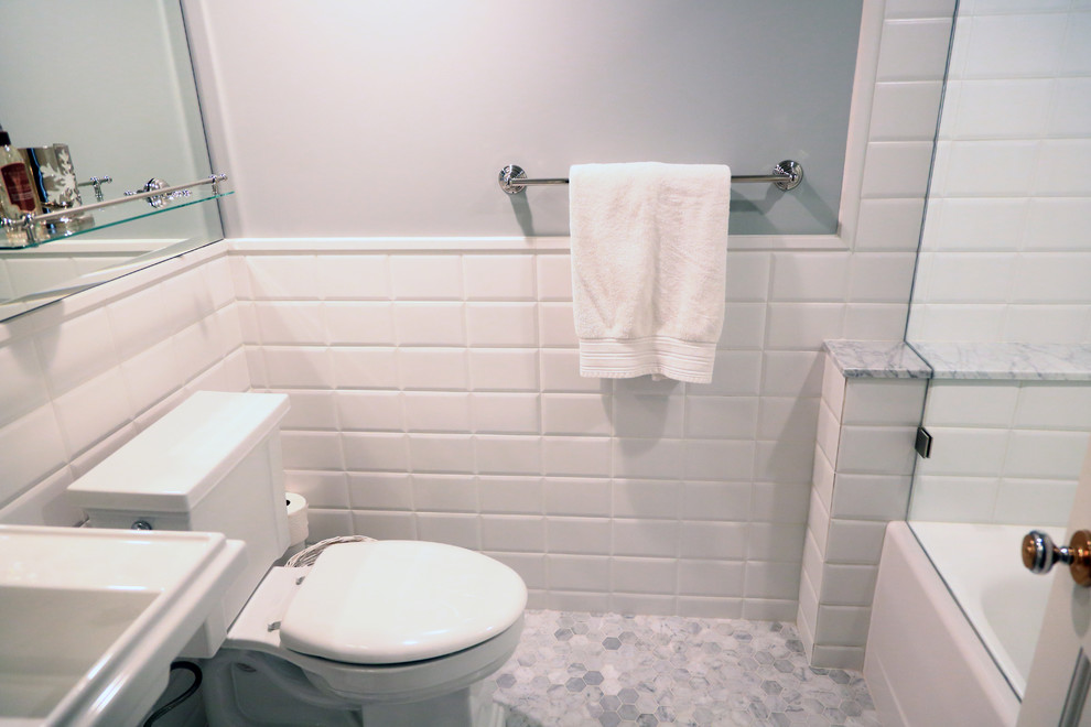 Kleines Klassisches Duschbad mit Badewanne in Nische, Duschbadewanne, Toilette mit Aufsatzspülkasten, weißen Fliesen, Porzellanfliesen, grauer Wandfarbe, Marmorboden und Sockelwaschbecken in Salt Lake City