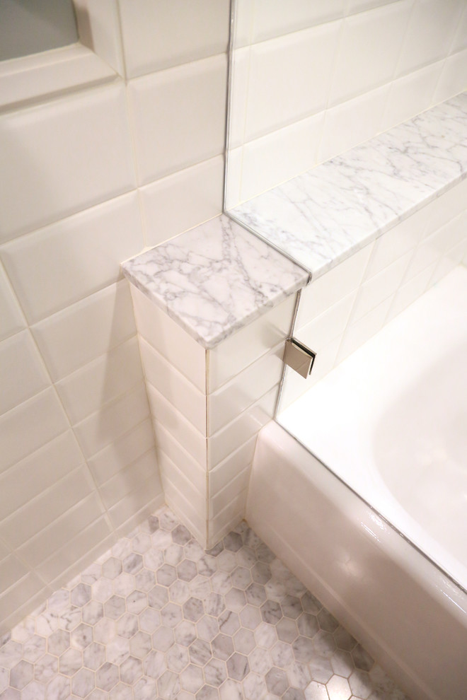 Inredning av ett klassiskt litet badrum med dusch, med ett badkar i en alkov, en dusch/badkar-kombination, en toalettstol med hel cisternkåpa, vit kakel, porslinskakel, grå väggar, marmorgolv och ett piedestal handfat