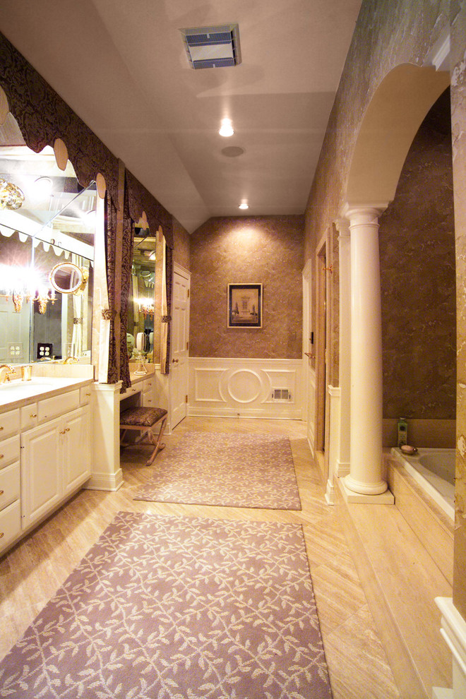 Ejemplo de cuarto de baño principal tradicional grande con puertas de armario blancas, bañera empotrada, paredes marrones y suelo de madera clara