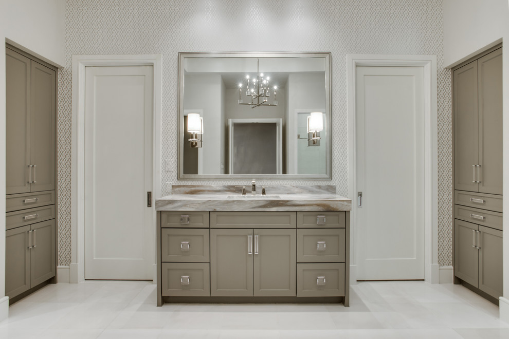 Cette photo montre une grande salle de bain principale chic avec un placard à porte shaker, des portes de placard grises, une baignoire indépendante, une douche d'angle, WC à poser, un mur blanc, un sol en marbre, un lavabo encastré et un plan de toilette en marbre.