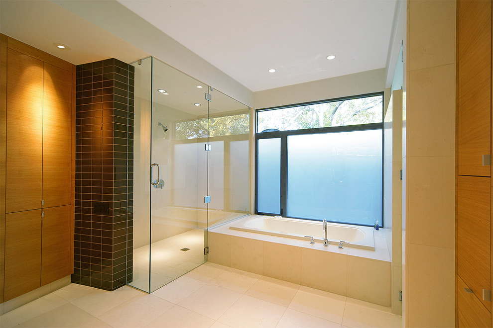 Источник вдохновения для домашнего уюта: ванная комната в современном стиле с накладной ванной и душем в нише