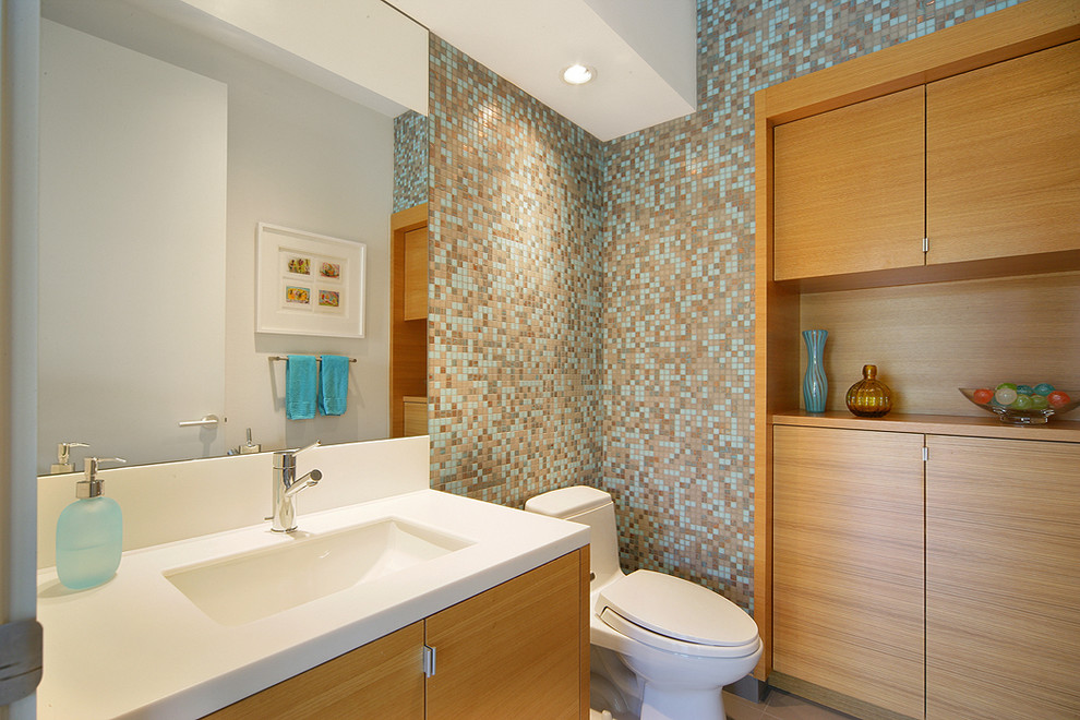 Пример оригинального дизайна: ванная комната в современном стиле с плиткой мозаикой и врезной раковиной