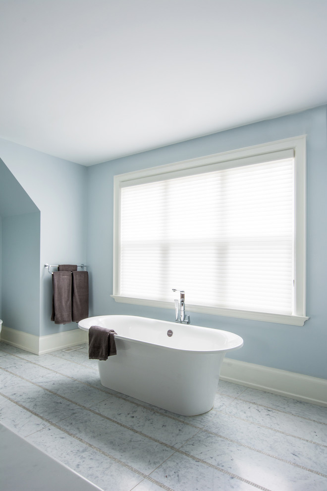 Foto di una stanza da bagno chic con vasca freestanding, pareti blu e pavimento in marmo