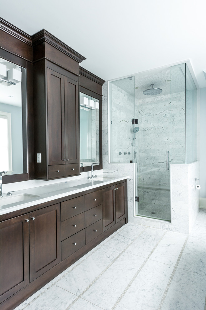 Свежая идея для дизайна: ванная комната в стиле неоклассика (современная классика) с фасадами в стиле шейкер, темными деревянными фасадами, угловым душем и синими стенами - отличное фото интерьера