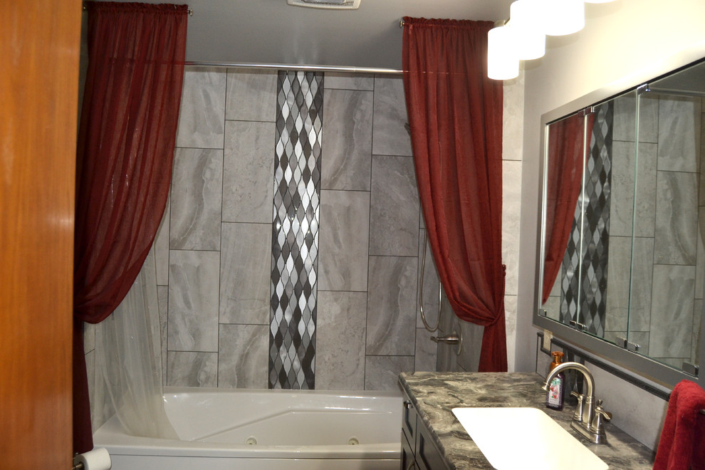 Idéer för att renovera ett mellanstort vintage grå grått en-suite badrum, med släta luckor, grå skåp, ett fristående badkar, en dusch/badkar-kombination, en toalettstol med separat cisternkåpa, grå kakel, porslinskakel, grå väggar, klinkergolv i porslin, ett undermonterad handfat, laminatbänkskiva, grått golv och dusch med duschdraperi