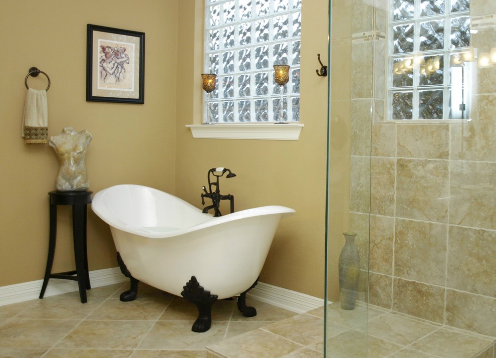 Exempel på ett klassiskt badrum, med ett badkar med tassar