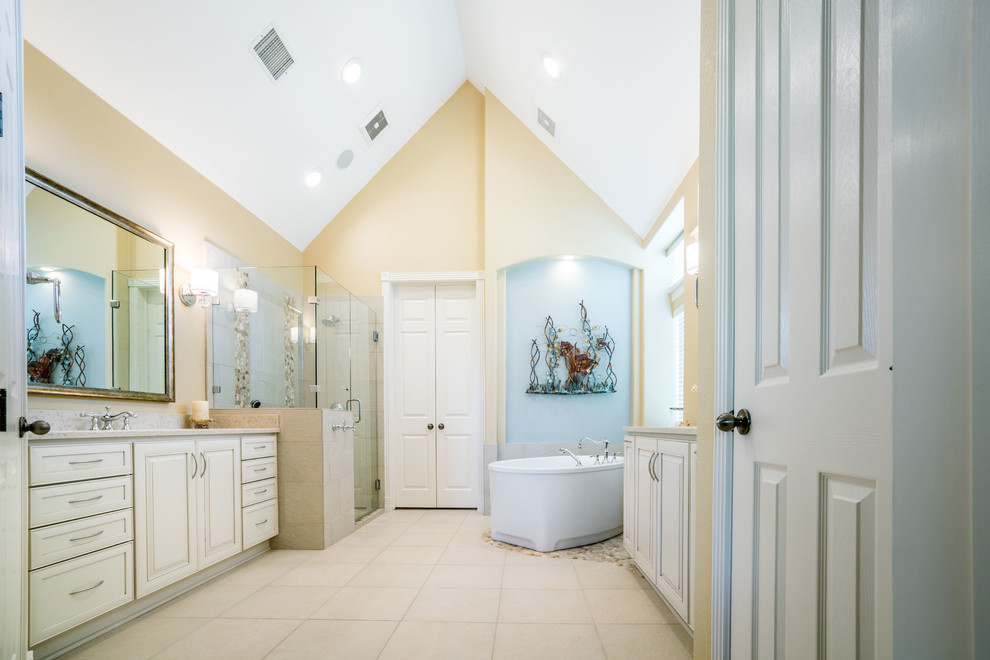 Inspiration för ett stort maritimt en-suite badrum, med ett fristående badkar, gula väggar och klinkergolv i keramik