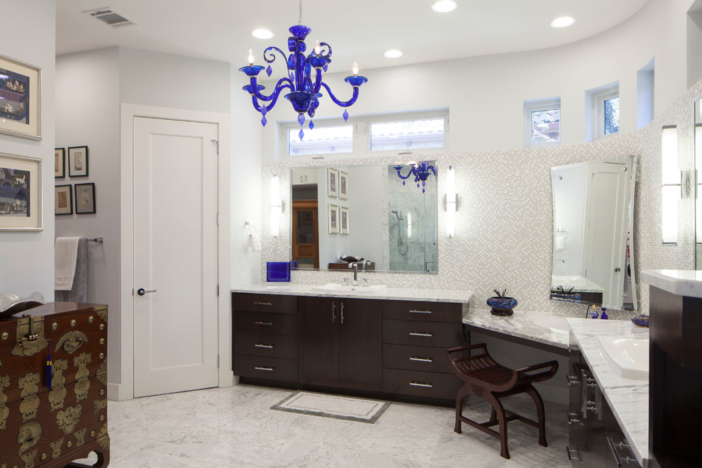 На фото: ванная комната в современном стиле с накладной раковиной