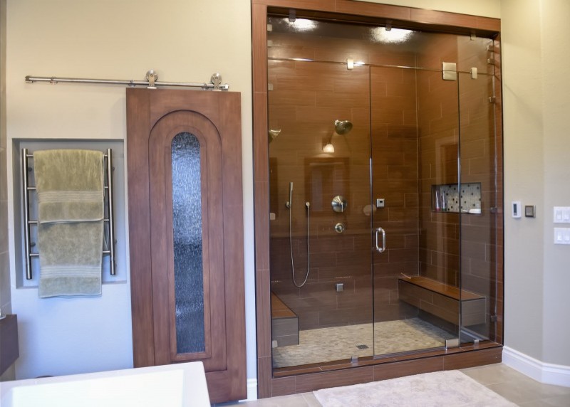 Foto de cuarto de baño principal actual con bañera exenta