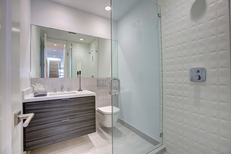 Idées déco pour une salle de bain contemporaine en bois foncé de taille moyenne avec un lavabo encastré, un plan de toilette en quartz modifié, un carrelage blanc, des carreaux de porcelaine, un mur blanc et un sol en carrelage de porcelaine.