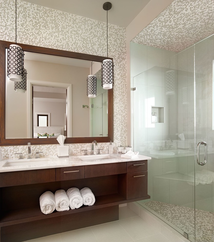 Свежая идея для дизайна: ванная комната в современном стиле с врезной раковиной, плоскими фасадами, темными деревянными фасадами и душем в нише - отличное фото интерьера