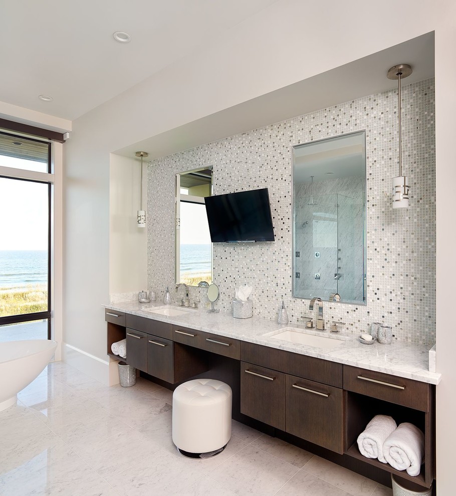 Immagine di una stanza da bagno design con lavabo sottopiano, ante lisce, ante in legno bruno e doccia alcova