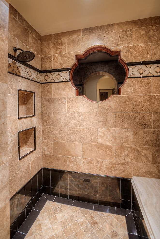 Exempel på ett stort klassiskt en-suite badrum, med släta luckor, skåp i ljust trä, en öppen dusch, vit kakel, porslinskakel, ett nedsänkt handfat och kaklad bänkskiva
