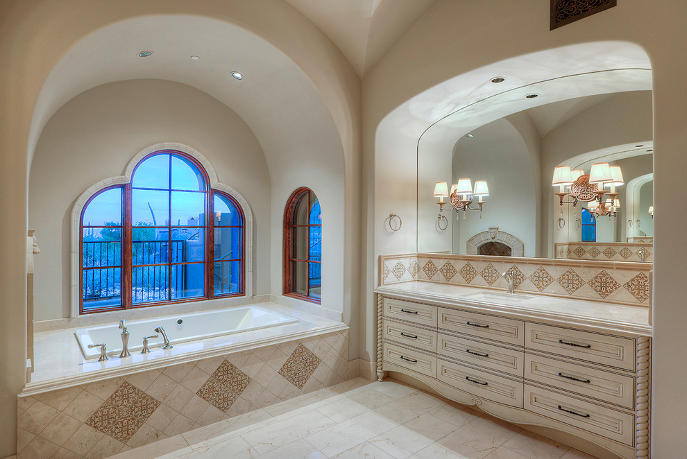 Пример оригинального дизайна: большая главная ванная комната в стиле неоклассика (современная классика) с плоскими фасадами, светлыми деревянными фасадами, ванной в нише, белой плиткой, керамогранитной плиткой, белыми стенами, паркетным полом среднего тона, накладной раковиной и столешницей из плитки