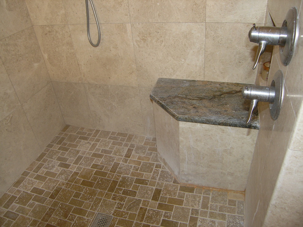 Inspiration för stora klassiska grått en-suite badrum, med skåp i shakerstil, vita skåp, ett platsbyggt badkar, en hörndusch, beige kakel, marmorkakel, travertin golv, ett undermonterad handfat, granitbänkskiva, beiget golv och med dusch som är öppen
