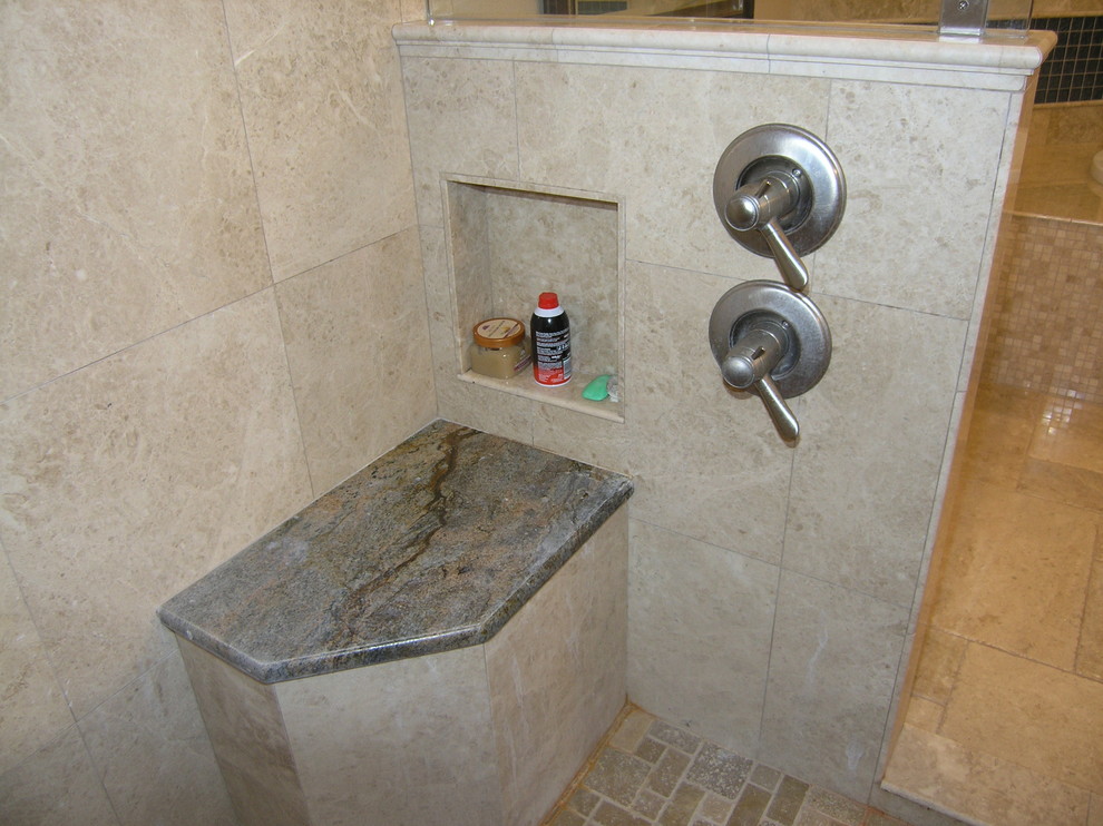 Bild på ett stort vintage grå grått en-suite badrum, med skåp i shakerstil, vita skåp, ett platsbyggt badkar, en hörndusch, beige kakel, marmorkakel, travertin golv, ett undermonterad handfat, granitbänkskiva, beiget golv och med dusch som är öppen