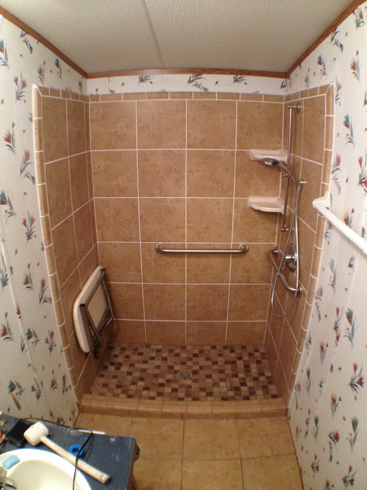 Inspiration pour une très grande salle de bain principale traditionnelle avec une douche ouverte, un carrelage marron et des carreaux de céramique.
