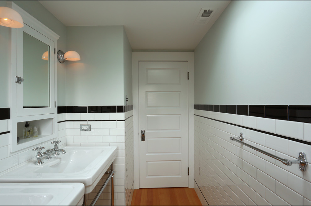 Mittelgroßes Klassisches Duschbad mit weißen Schränken, offener Dusche, weißen Fliesen, Keramikfliesen, hellem Holzboden und Waschtischkonsole in Portland