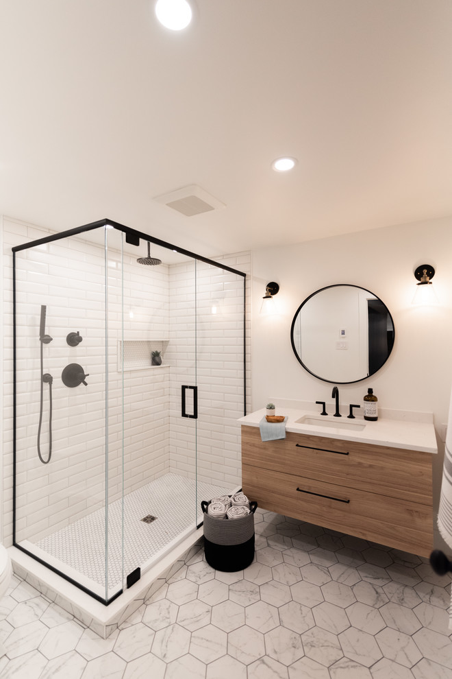 Immagine di una piccola stanza da bagno con doccia country con ante lisce, ante in legno scuro, piastrelle bianche, pareti bianche, pavimento con piastrelle in ceramica, top in quarzite, pavimento grigio e top bianco