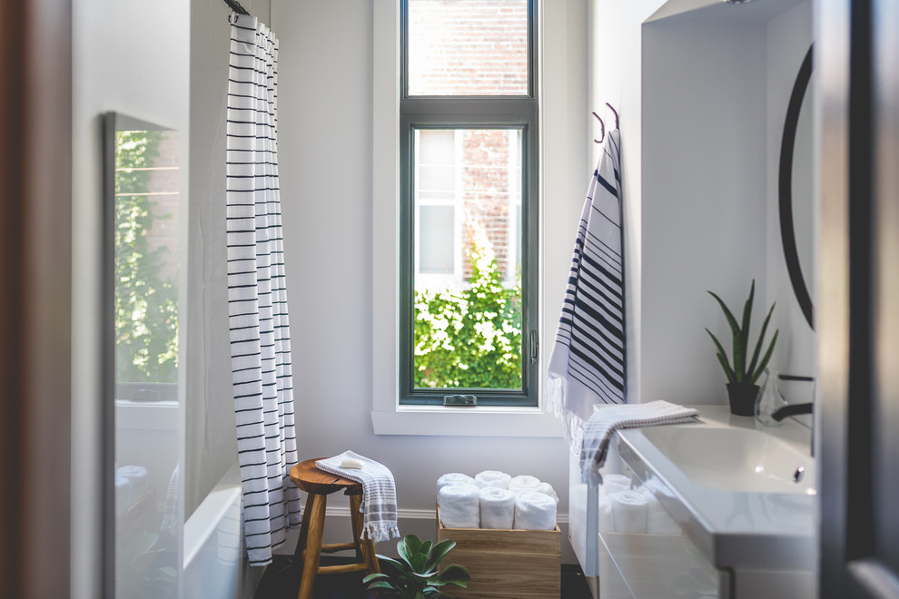 Idéer för mellanstora minimalistiska badrum med dusch, med släta luckor, vita skåp, ett badkar i en alkov, grå kakel, porslinskakel, ett väggmonterat handfat och bänkskiva i kvartsit