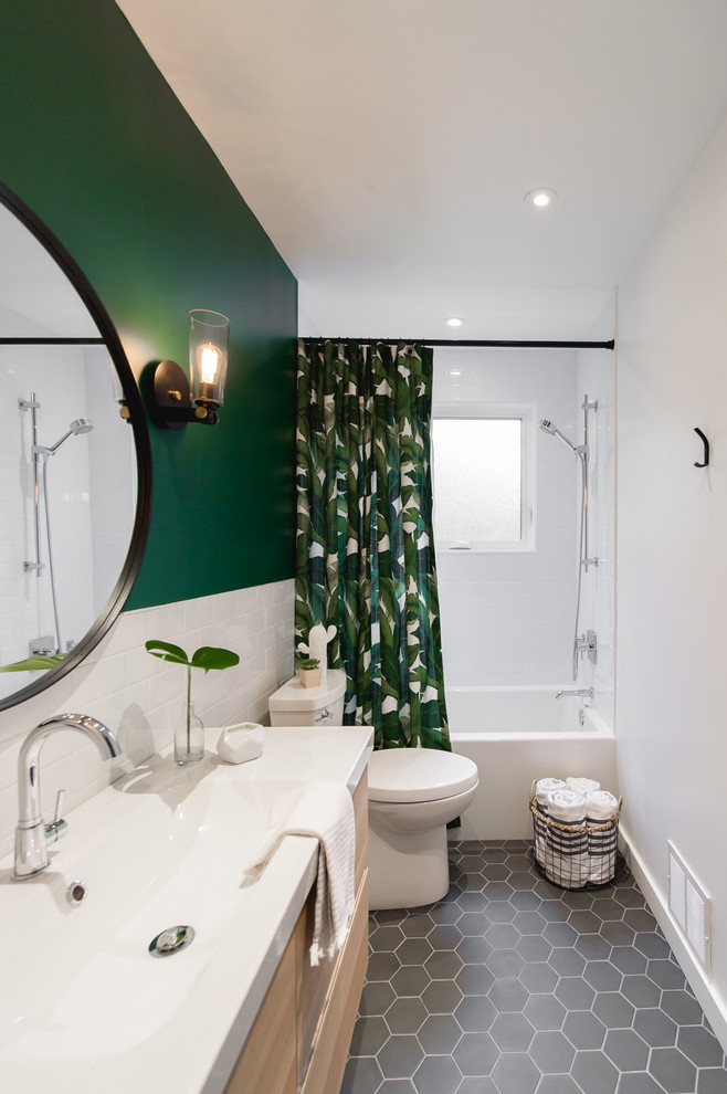 Идея дизайна: маленькая ванная комната в стиле модернизм с плоскими фасадами, ванной в нише, душем над ванной, унитазом-моноблоком, белой плиткой, зелеными стенами, полом из керамической плитки, душевой кабиной, столешницей из кварцита, белой столешницей, серым полом, светлыми деревянными фасадами, плиткой кабанчик и консольной раковиной для на участке и в саду