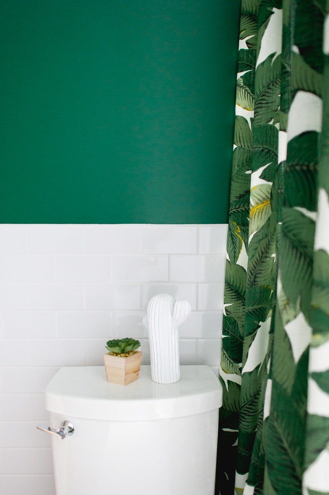 Idéer för funkis vitt badrum med dusch, med släta luckor, skåp i ljust trä, ett badkar i en alkov, en dusch/badkar-kombination, en toalettstol med hel cisternkåpa, vit kakel, tunnelbanekakel, gröna väggar, klinkergolv i keramik, ett konsol handfat, bänkskiva i kvartsit och grått golv